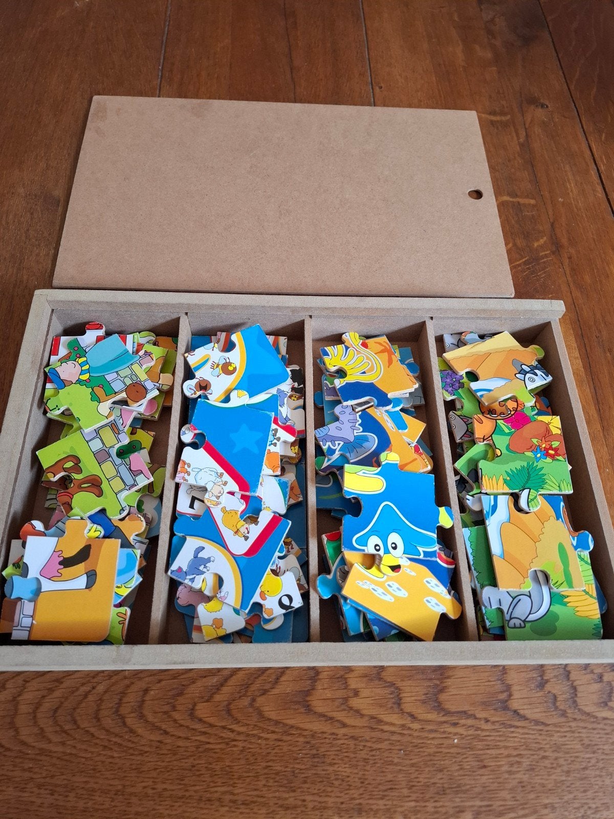 Te koop: 4 houten puzzels in kist, elk 24 stukjes, Ophalen of Verzenden, Gebruikt