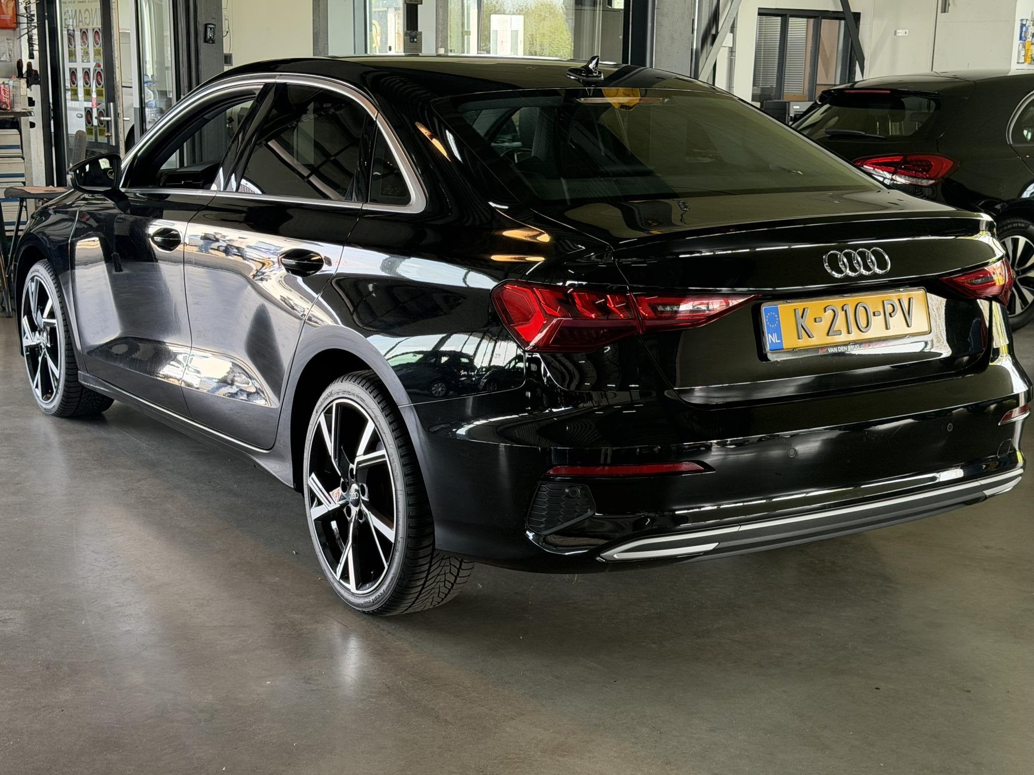 Audi A3 Limousine 35 TFSI 150pk S-tronic Business Edition MH, Stof, 4 cilinders, 150 pk, Zwart