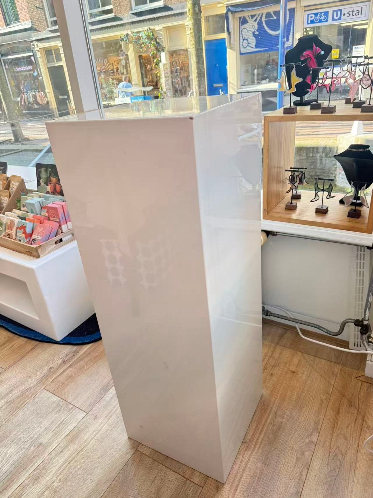 Witte presentatiezuil / display pedestal, Ophalen