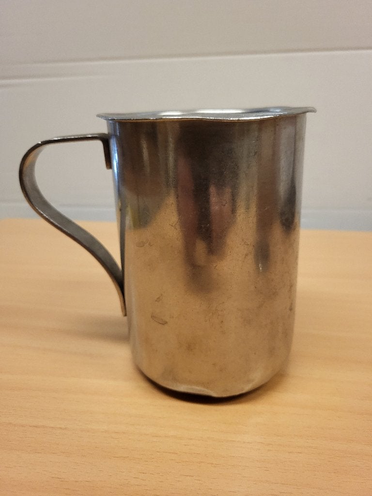 Maatbeker met oor.                       Met los deksel., Ophalen of Verzenden, Gebruikt, Zilver, Metaal