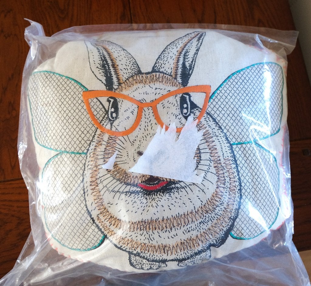 Grappig kussen met konijn + bril 30x30x10 cm crème oranje, Huis en Inrichting, Ophalen, Inclusief binnenkussen, Beige, Vierkant