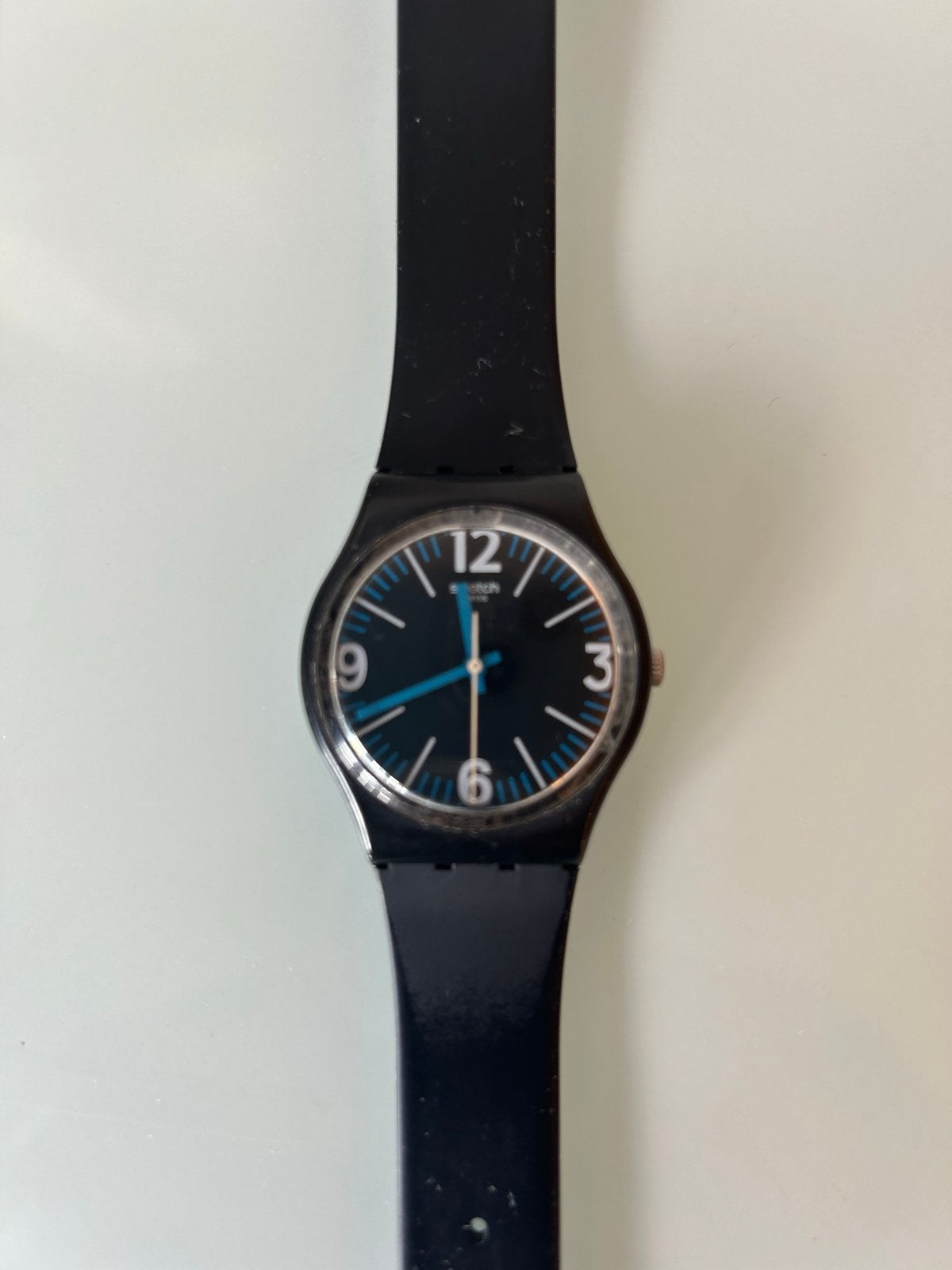 Swatch horloge, zwart kunststof, eenvoudig model, Sieraden, Tassen en Uiterlijk, Kunststof, Gebruikt, Polshorloge, Swatch