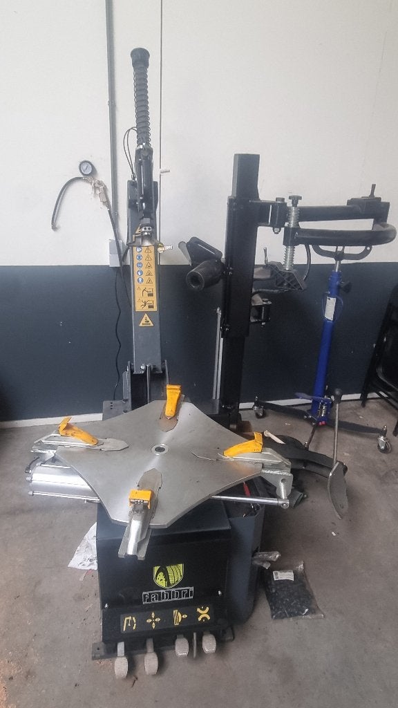 bandendemonteer machine met hulparmen fabbri tot 24 inch, Ophalen, Zo goed als nieuw