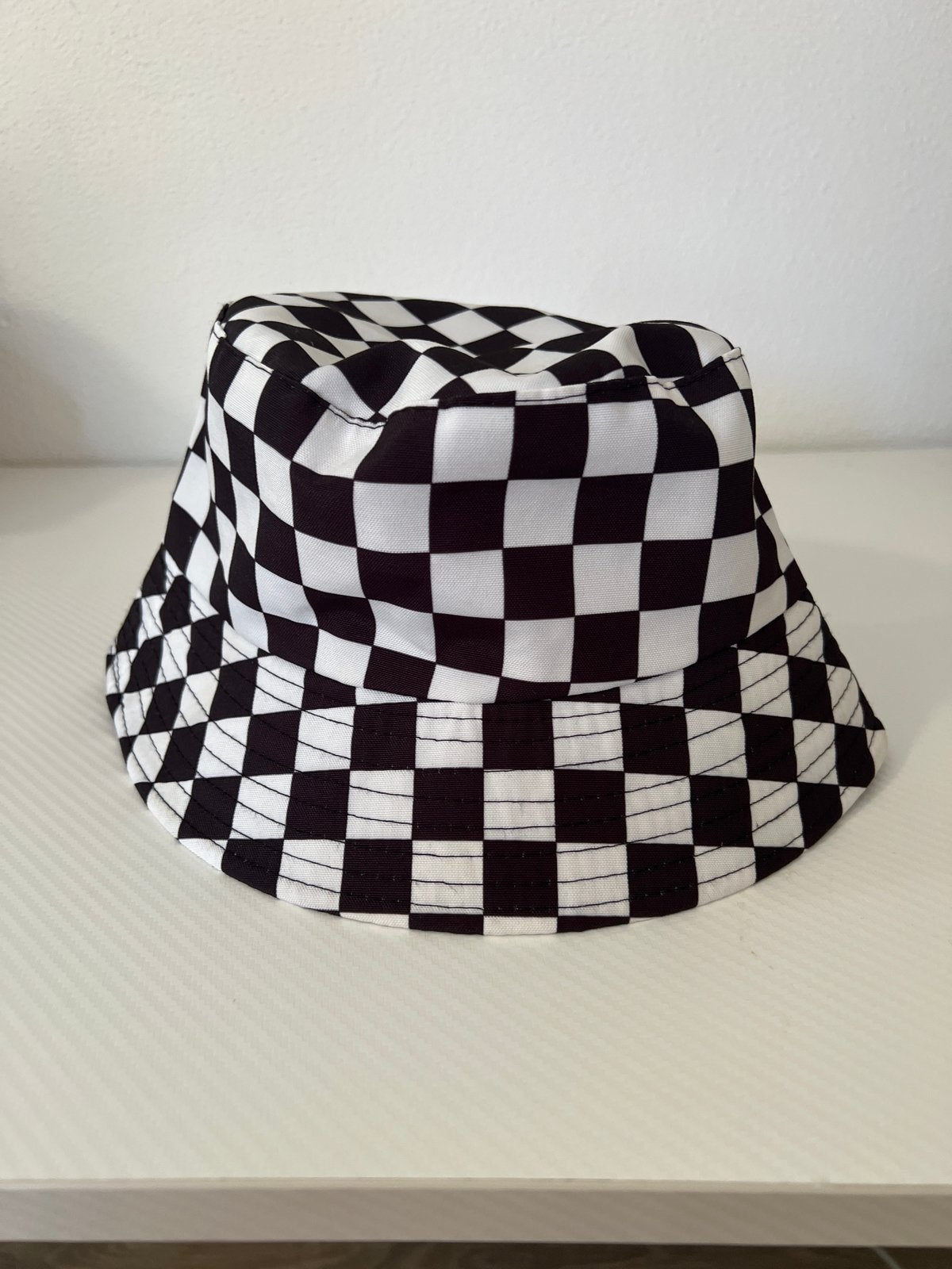 Zwart-witte geblokte bucket hat maat m, Ophalen of Verzenden, Zo goed als nieuw, 56 of 57 cm (M, 7 of 7⅛ inch), Hoed
