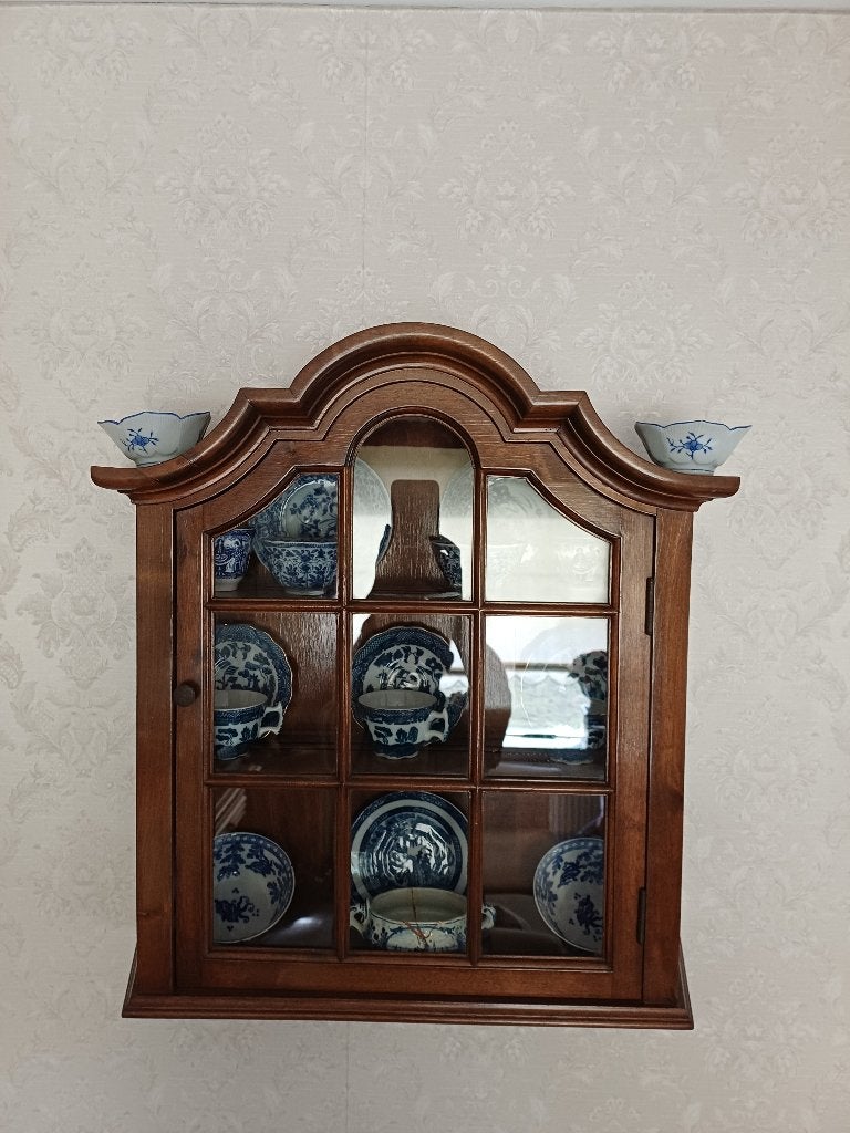 Klassiek eiken hangvitrinekastje inclusief blauw-wit servies, Antiek en Kunst, Ophalen