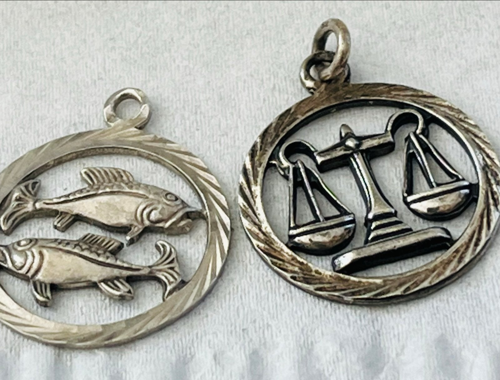 2 zilveren sterrenbeeld hangers vissen en weegschaal zilver, Verzenden, Zo goed als nieuw, Zilver, Overige merken