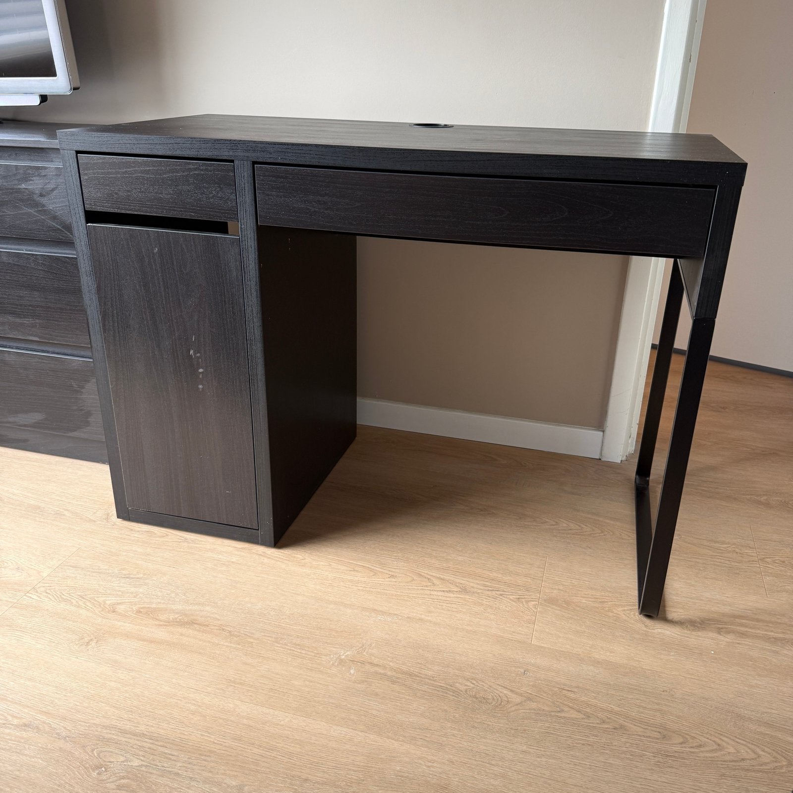 IKEA bureau zwart/bruin, Ophalen, Zo goed als nieuw