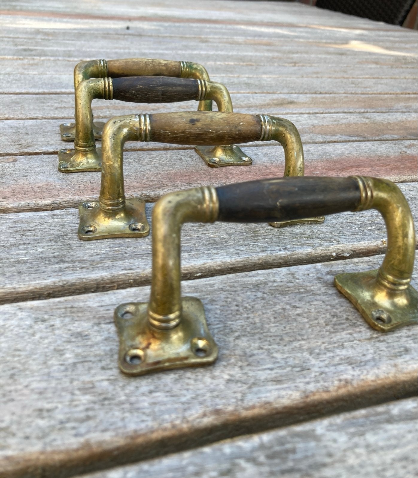 Vier messing handvatten/handgrepen met houten grip, Antiek en Kunst, Antiek | Koper en Brons, Ophalen, Brons