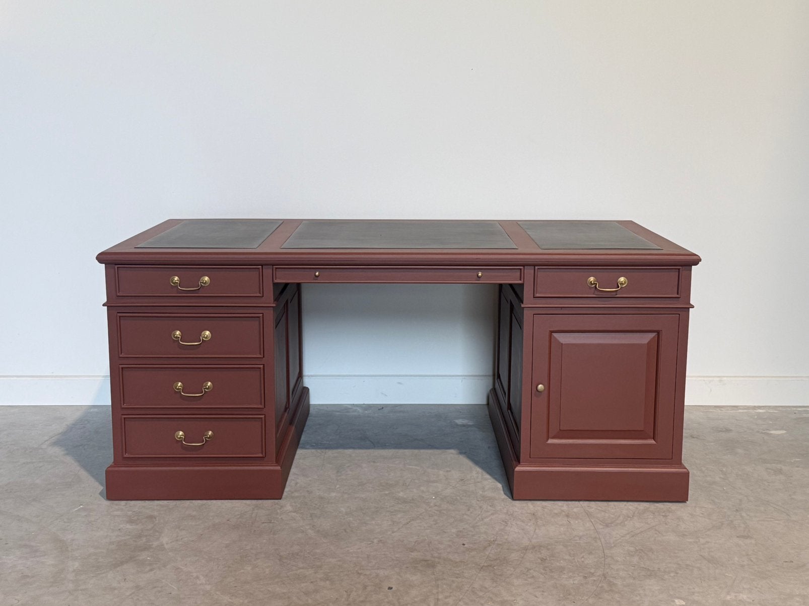 Klassiek Engels bureau (rood) #709, Huis en Inrichting, Hout, 180 cm, Ophalen of Verzenden, Zo goed als nieuw
