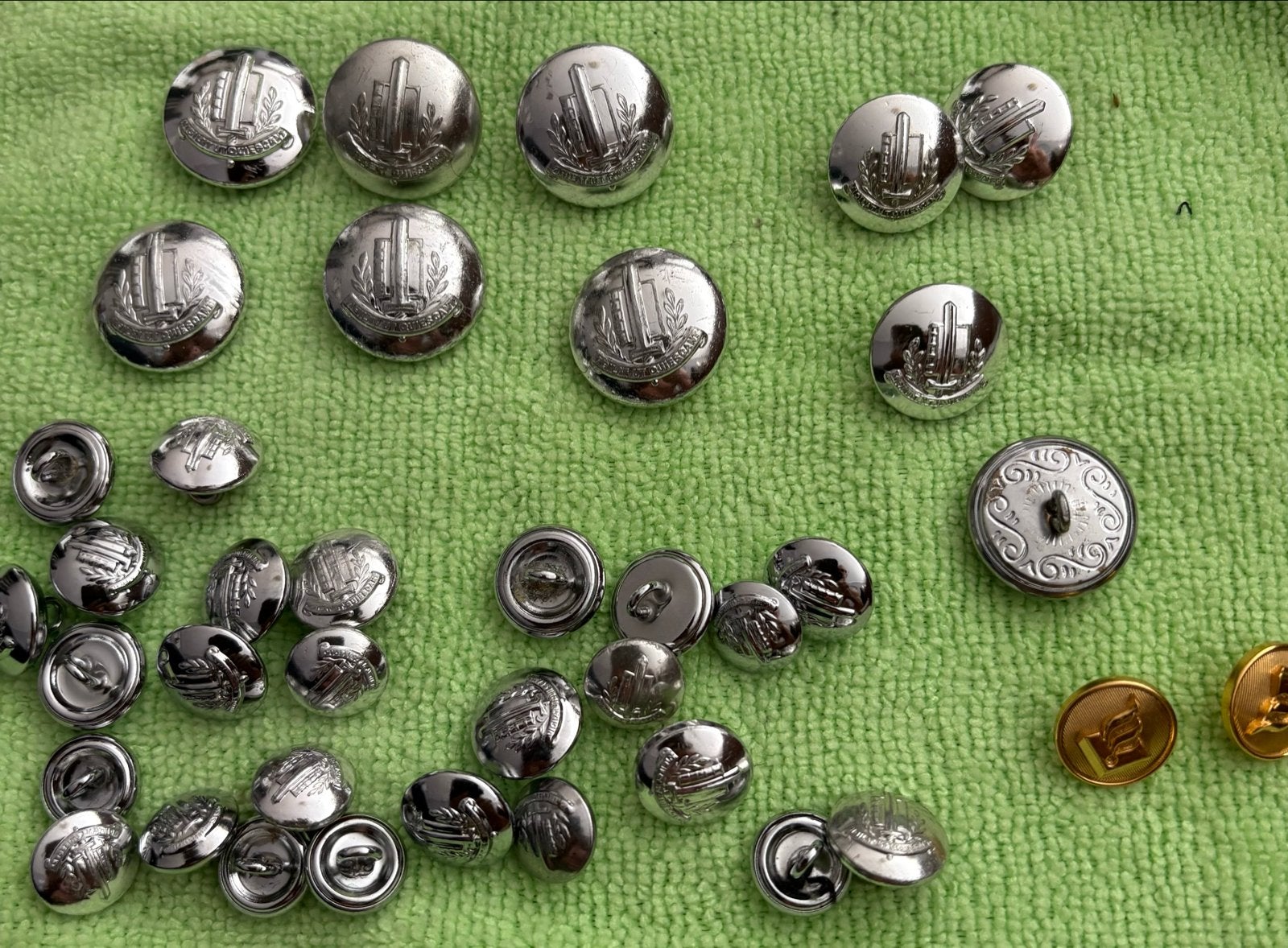 Diverse set van politie knopen, zilverkleurig en goudkleurig, Verzamelen, Ophalen of Verzenden, Overige soorten, Embleem of Badge