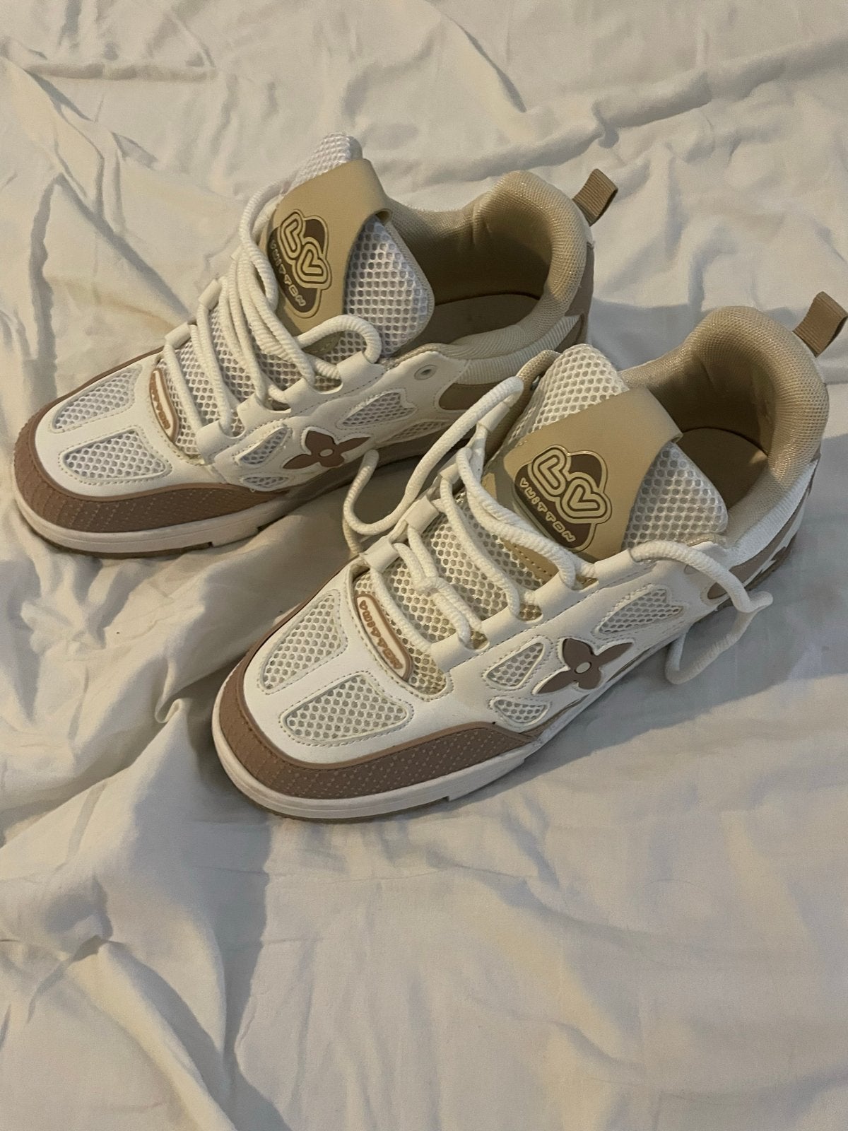 Gloednieuwe lv skates 1 op 1 maat 45, Kleding | Dames, Ophalen of Verzenden, Nieuw, Wit, Sneakers of Gympen