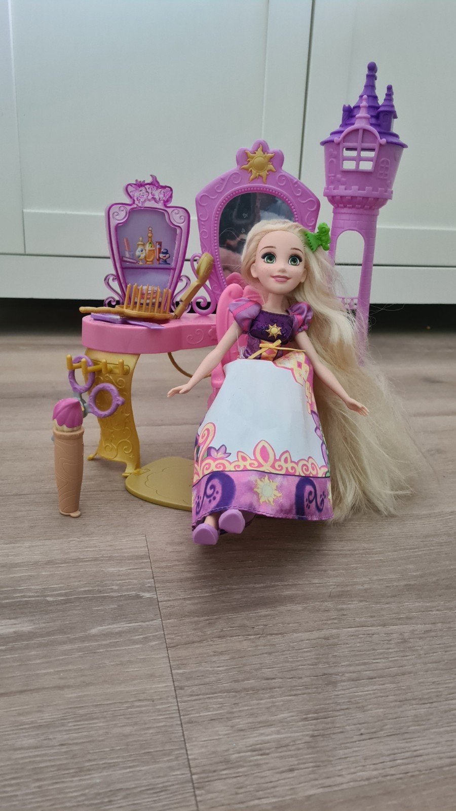 Disney Barbie Rapunzel met kaptafel en accessoires, Ophalen of Verzenden, Zo goed als nieuw, Barbie