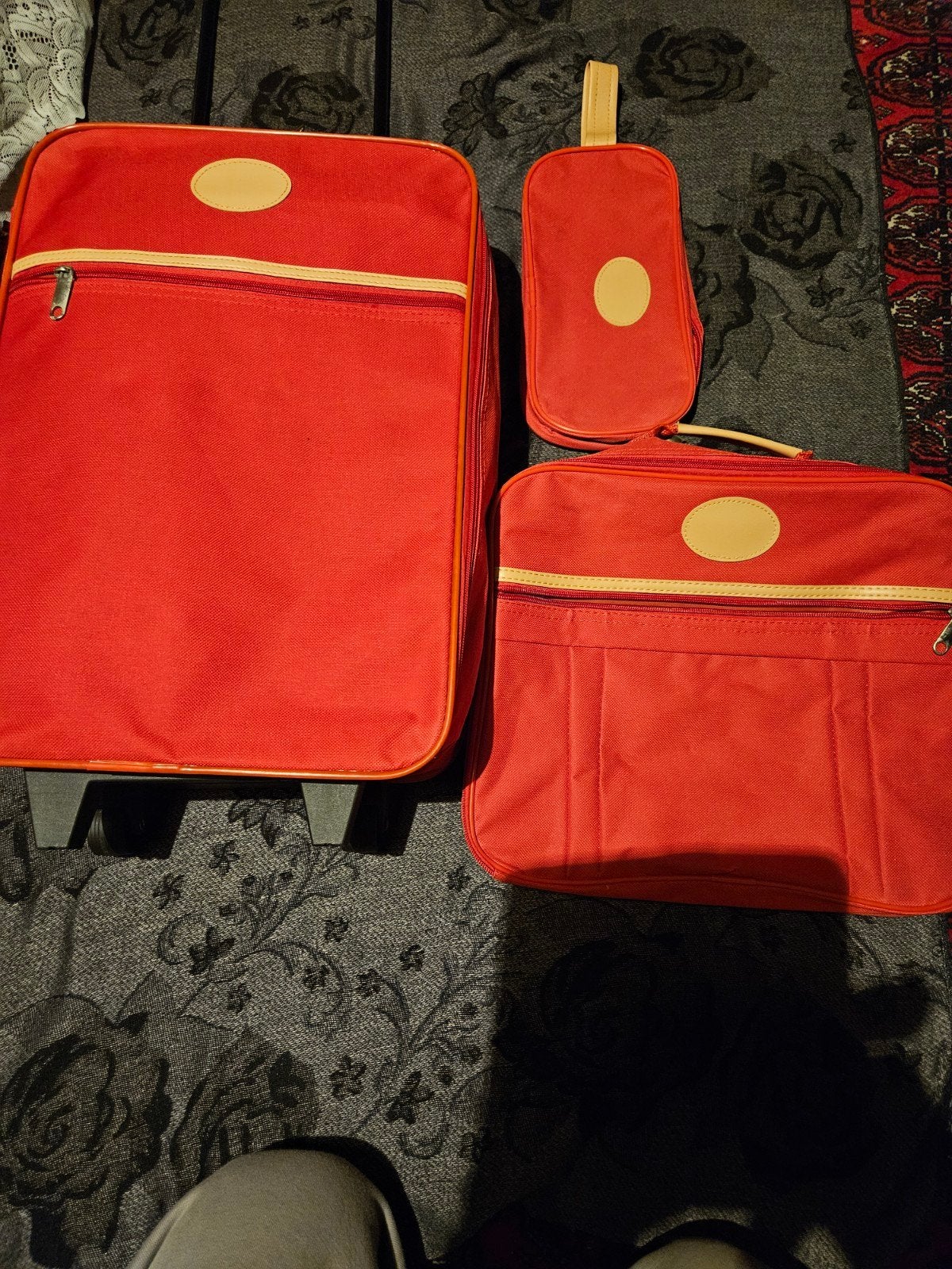 Rode reiskofferset met wieltjes en toilettas, Overige materialen, Gebruikt, 50 tot 60 cm, 35 tot 45 cm