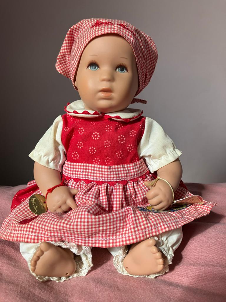 Kathe Kruse pop met rood geruite jurk en muts, Ophalen of Verzenden, Zo goed als nieuw, Babypop