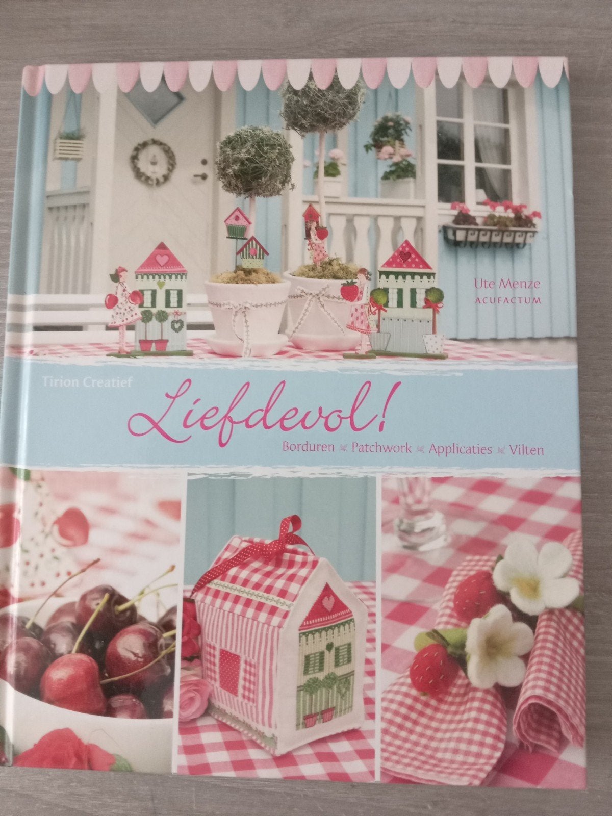 Liefdevol! Borduren, Patchwork, Applicaties, Vilten, Boeken, Ophalen of Verzenden, Zo goed als nieuw, Borduren en Naaien, Ute Menze