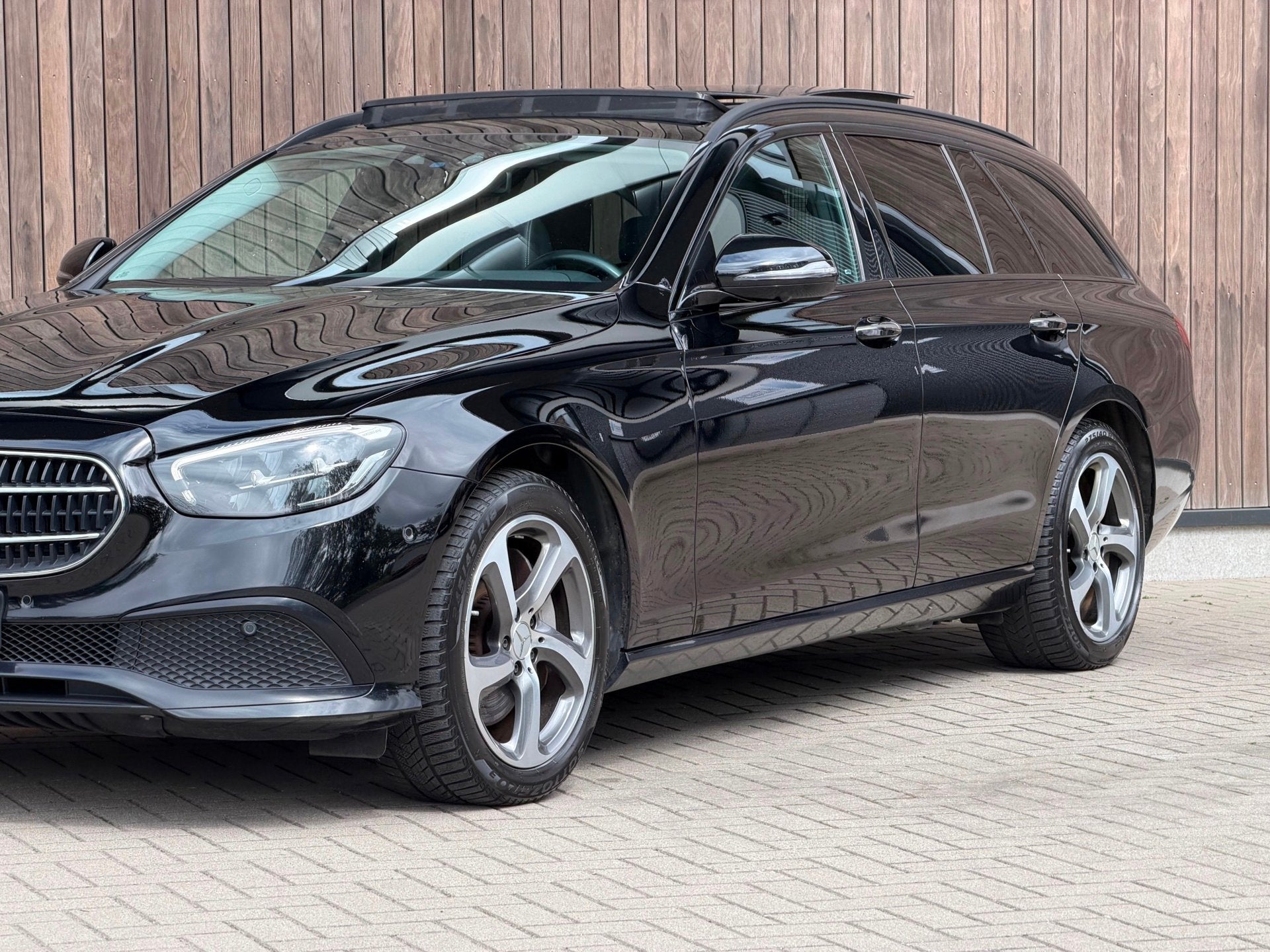 Mercedes-Benz E-klasse Estate 300 e Luxury Line / Pano /, Dealer onderhouden, Achterwielaandrijving, Zwart, 4 cilinders