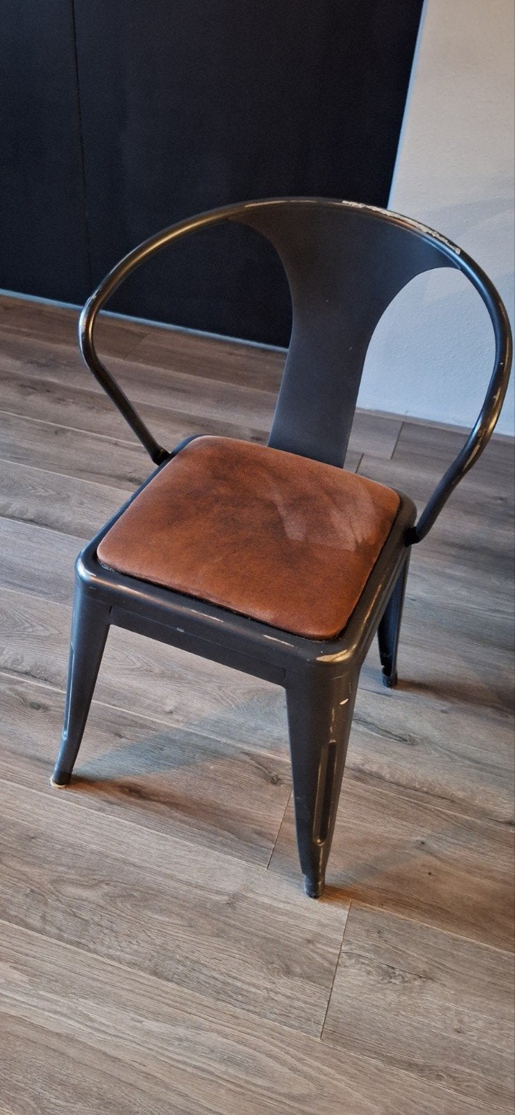 2 stappelbare type Tolix stoelen stoere vintage look, Ophalen, Twee, Bruin, Zo goed als nieuw
