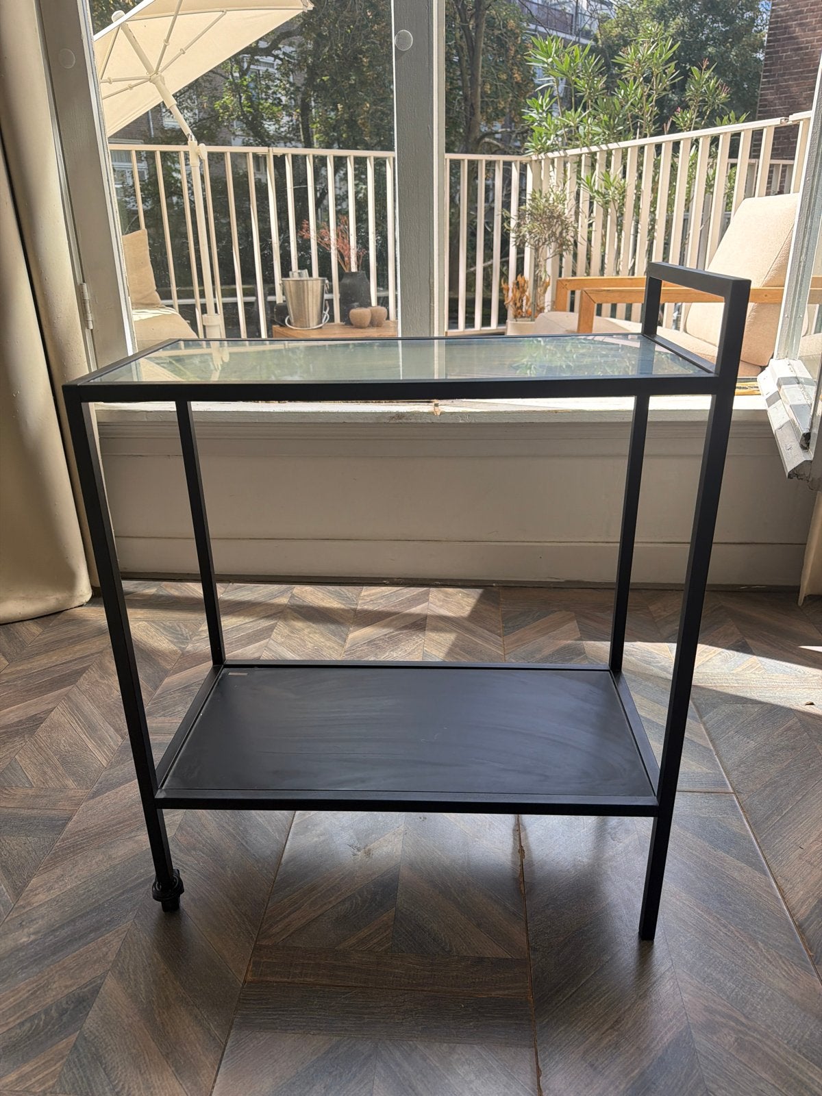 Zwart metalen bijzettafel met glazen blad op wieltjes, Ophalen, Minder dan 45 cm, Gebruikt, Metaal of Aluminium