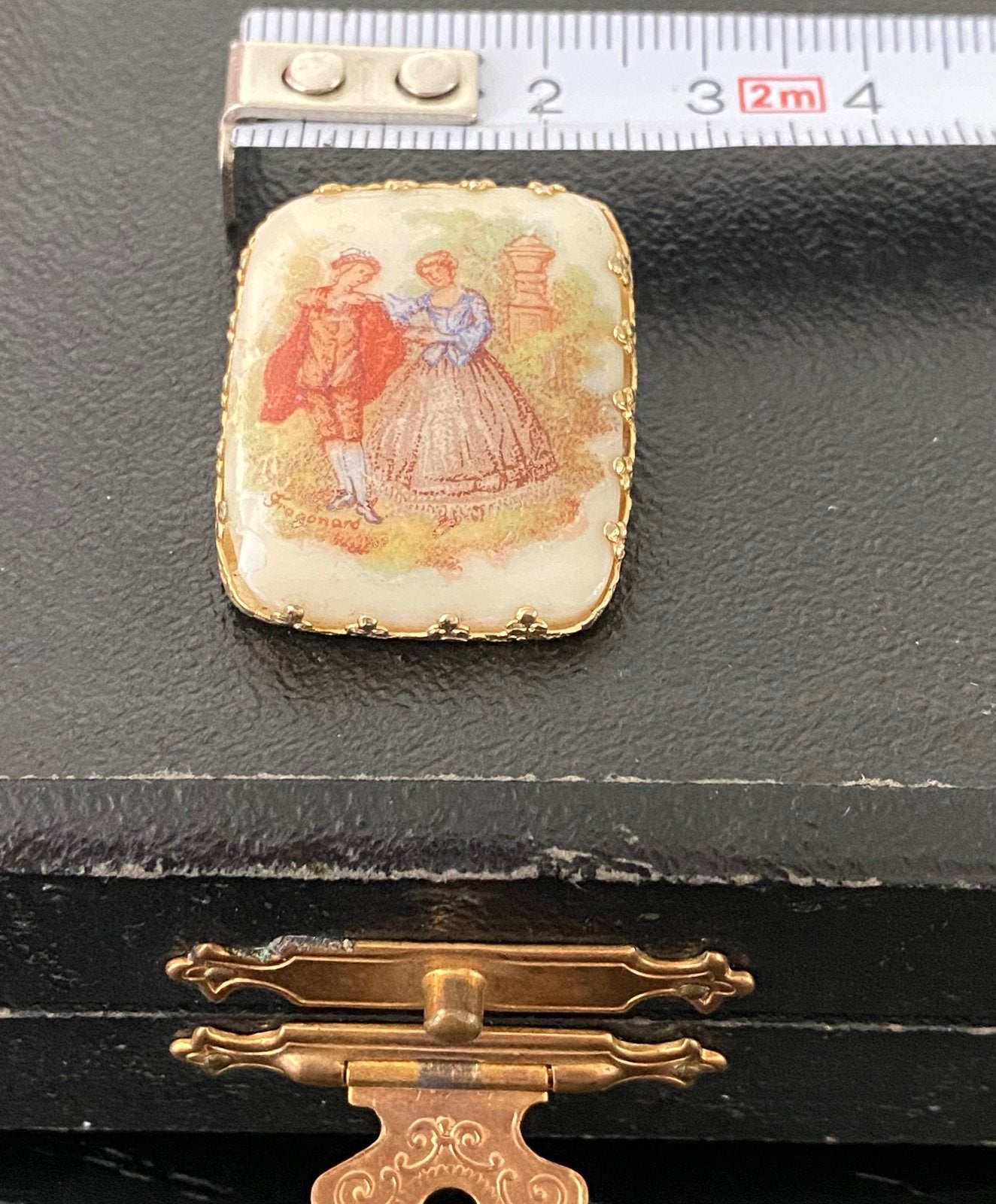 Vintage Sasa gemerkte sjaalbroche porselein -fragornard, Overige materialen, Minder dan 4 cm, Ophalen of Verzenden, Zo goed als nieuw