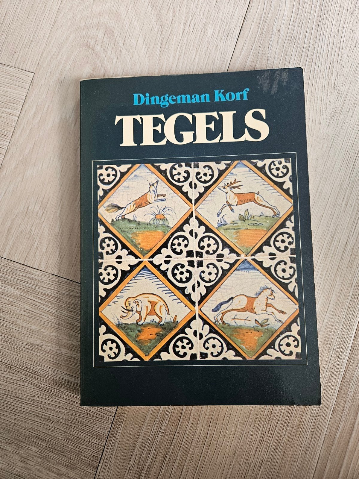 Tegels - Dingeman Korf (De Haan Haarlem), Ophalen of Verzenden, Gelezen, Overige onderwerpen, Dingeman Korf