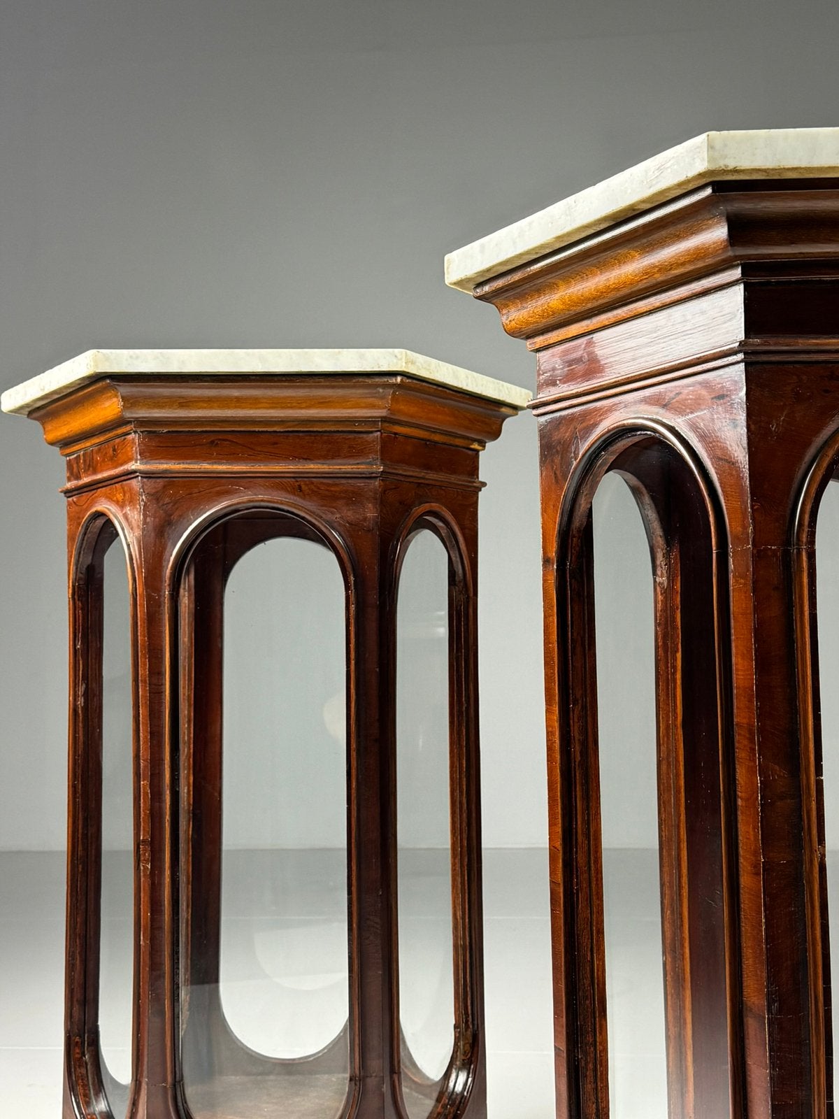 Paar octagonale vitrines 19e eeuw, Ophalen of Verzenden