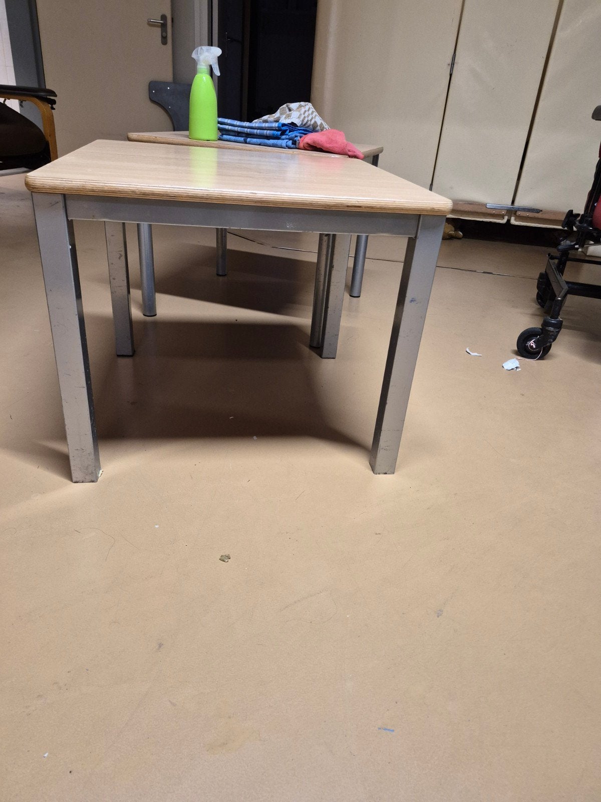 Foto 12 van veel meubels met gebruikssporen.