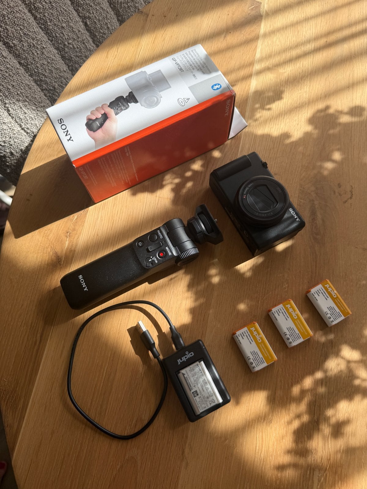 Sony ZV-1M2 Vlogging Camera Kit met Statief en Extra Accu's, Ophalen, Zo goed als nieuw, Sony