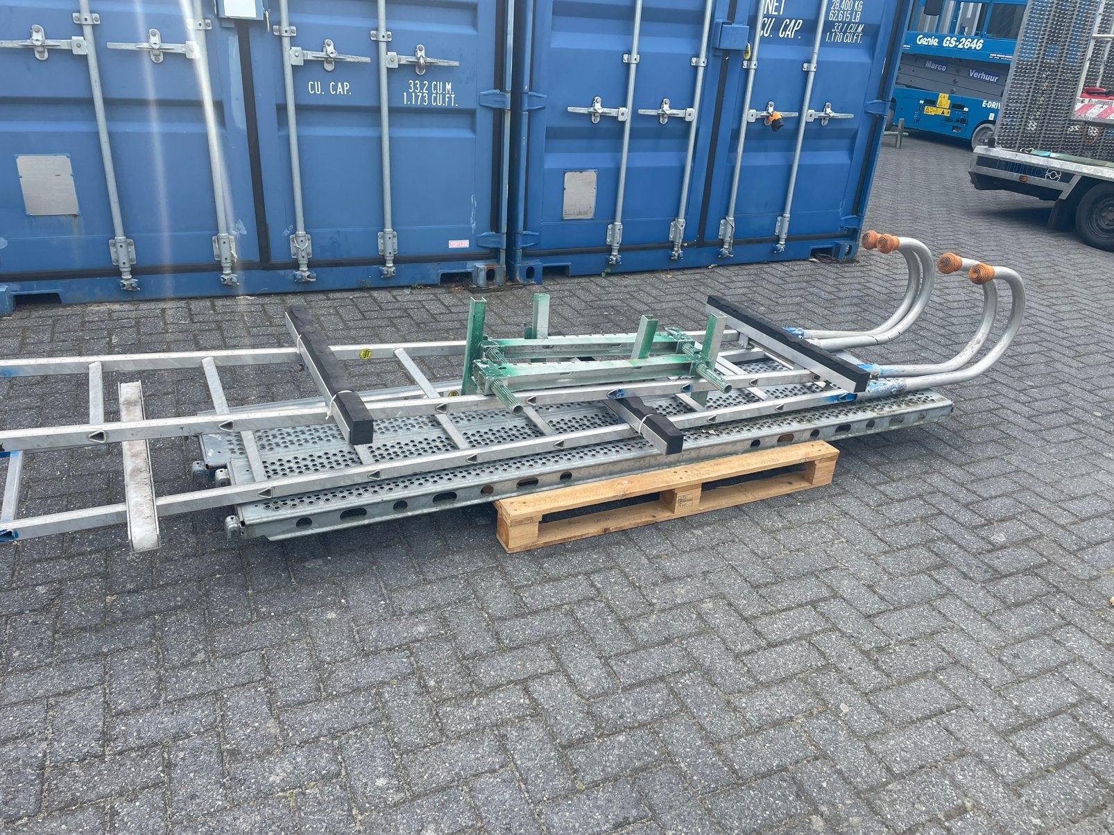 Layher schoorsteen steiger, Doe-het-zelf en Verbouw, Ophalen of Verzenden, Zo goed als nieuw, Daksteiger, 2 tot 5 meter
