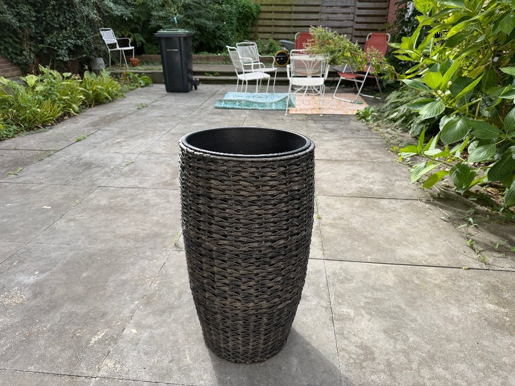 Donkerbruine hoge plantenpot – rotan look, Ophalen, Kunststof, Gebruikt, Minder dan 60 cm