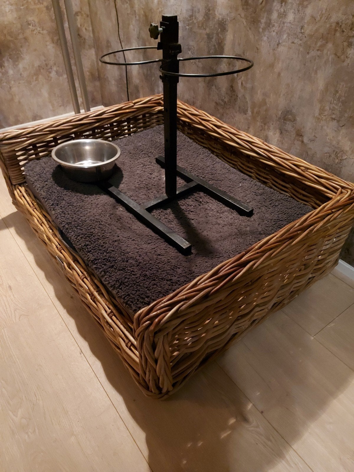 hondenmand en voederbakken met standaard., Dieren en Toebehoren, Ophalen, Riet