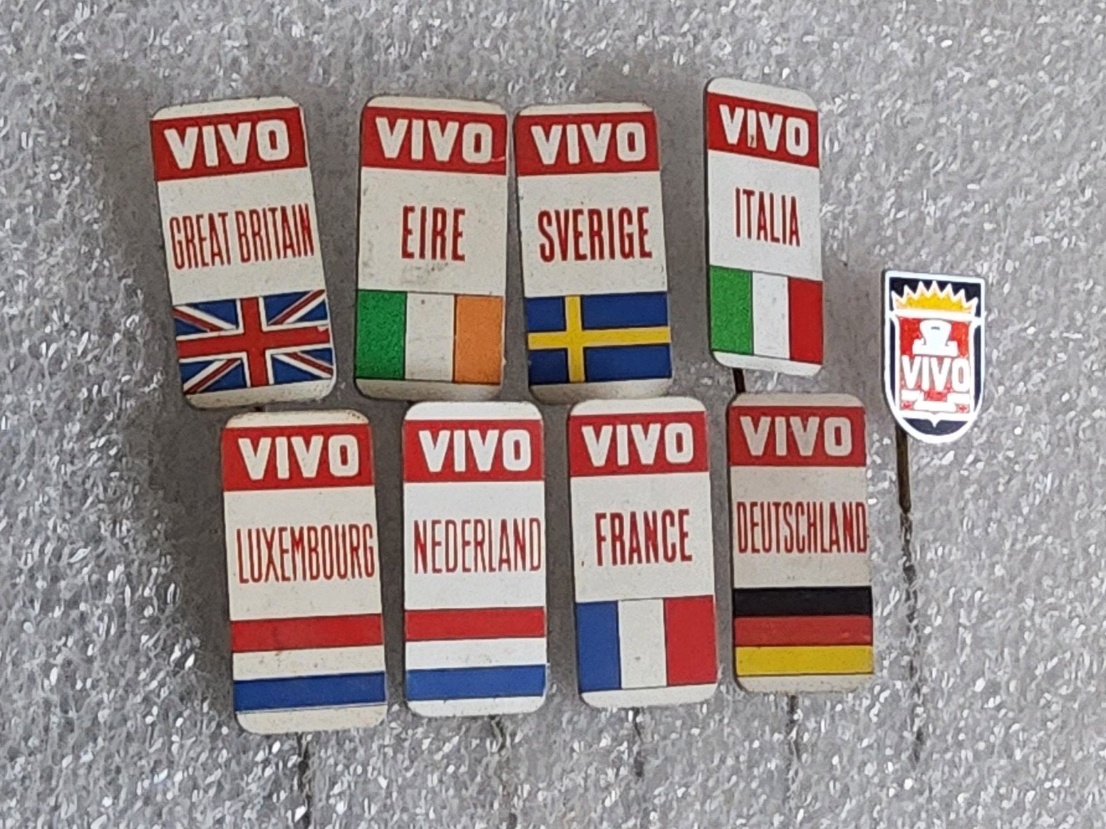 9 VIVO Speldjes - Landenvlaggen Collectie, Verzamelen, Ophalen of Verzenden, Gebruikt, Stad of Land, Speldje of Pin