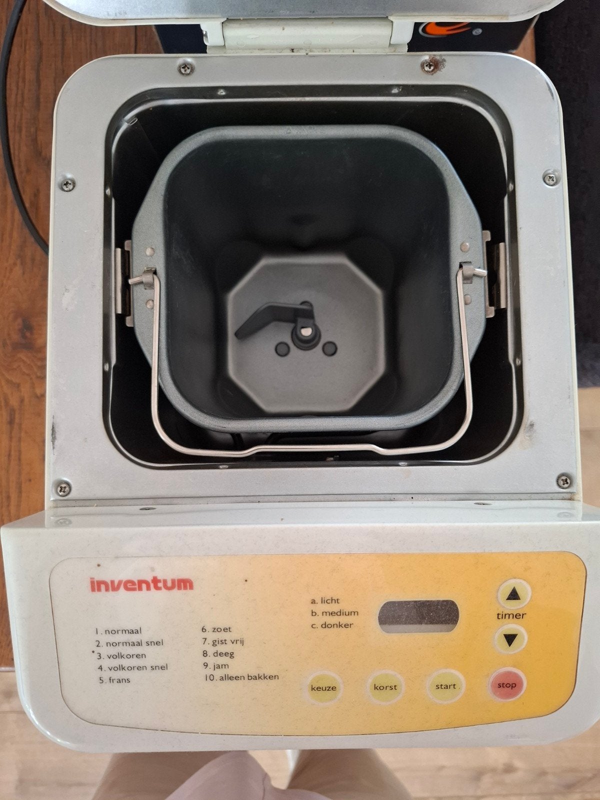 Inventum broodbakmachine ZGAN 

Te koop: Inventum broo, 400 tot 800 gram deeg, Ophalen of Verzenden, Zo goed als nieuw