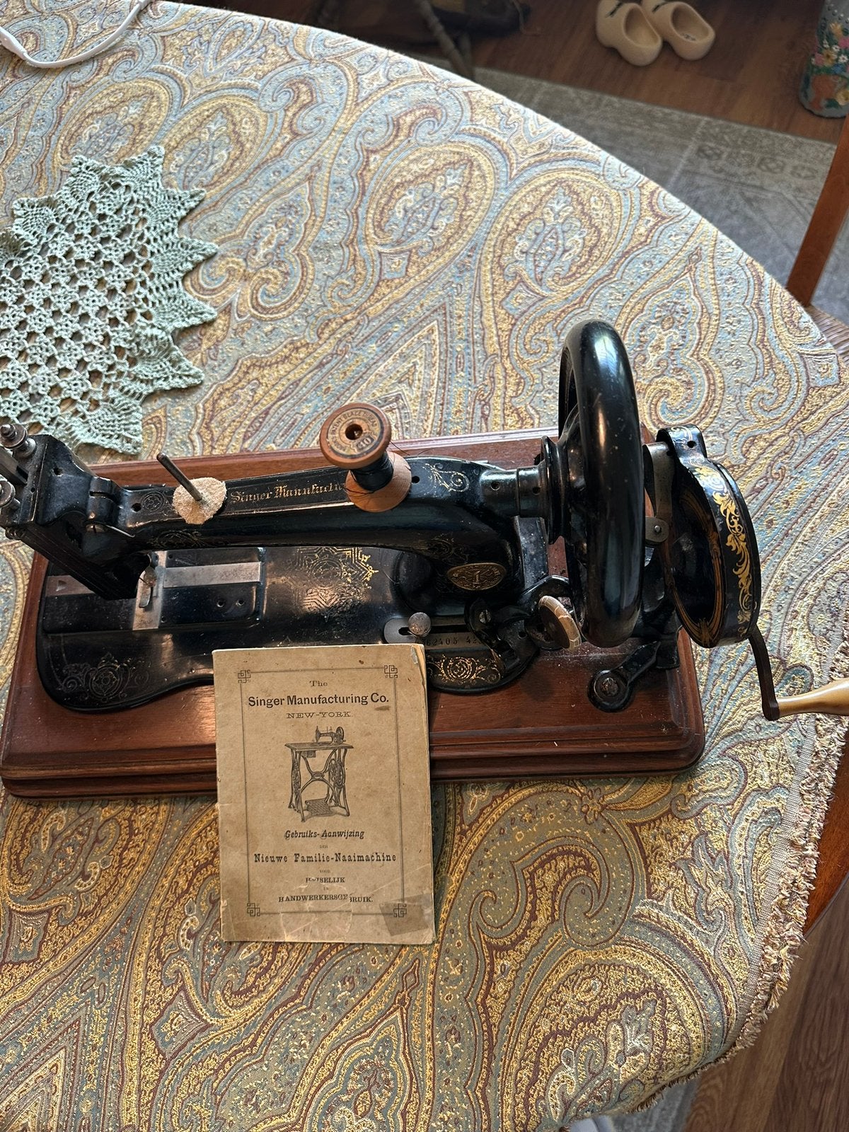 Zeer oude singer naaimachine., Ophalen