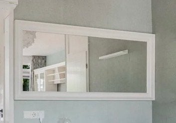 Mooi grote wandspiegel met witte lijst, Ophalen, Gebruikt, Rechthoekig, 100 tot 125 cm