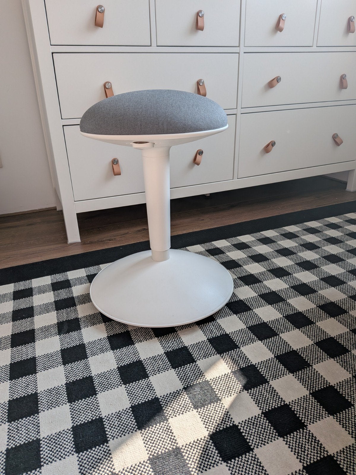 IKEA Nilserik Zit-Sta kruk/stoel -  Grijs/Wit, Ophalen, Stof, Zo goed als nieuw, Modern, Ergonomisch