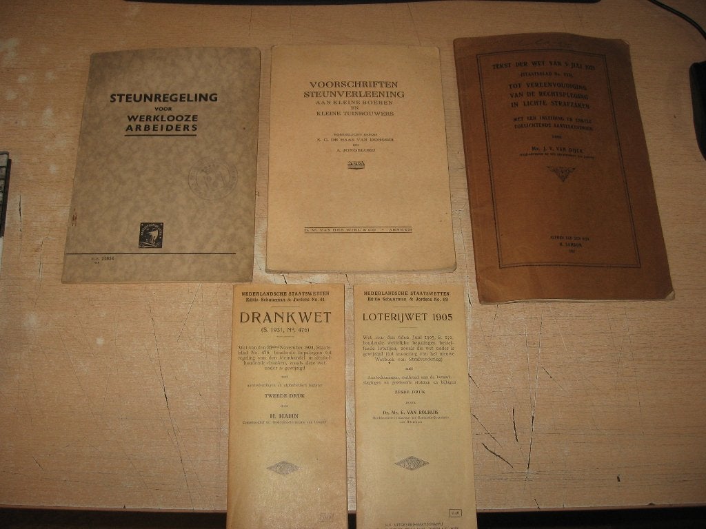 5 oude boekjes geschiedenis en wetgeving., Boeken, Ophalen of Verzenden, Gelezen