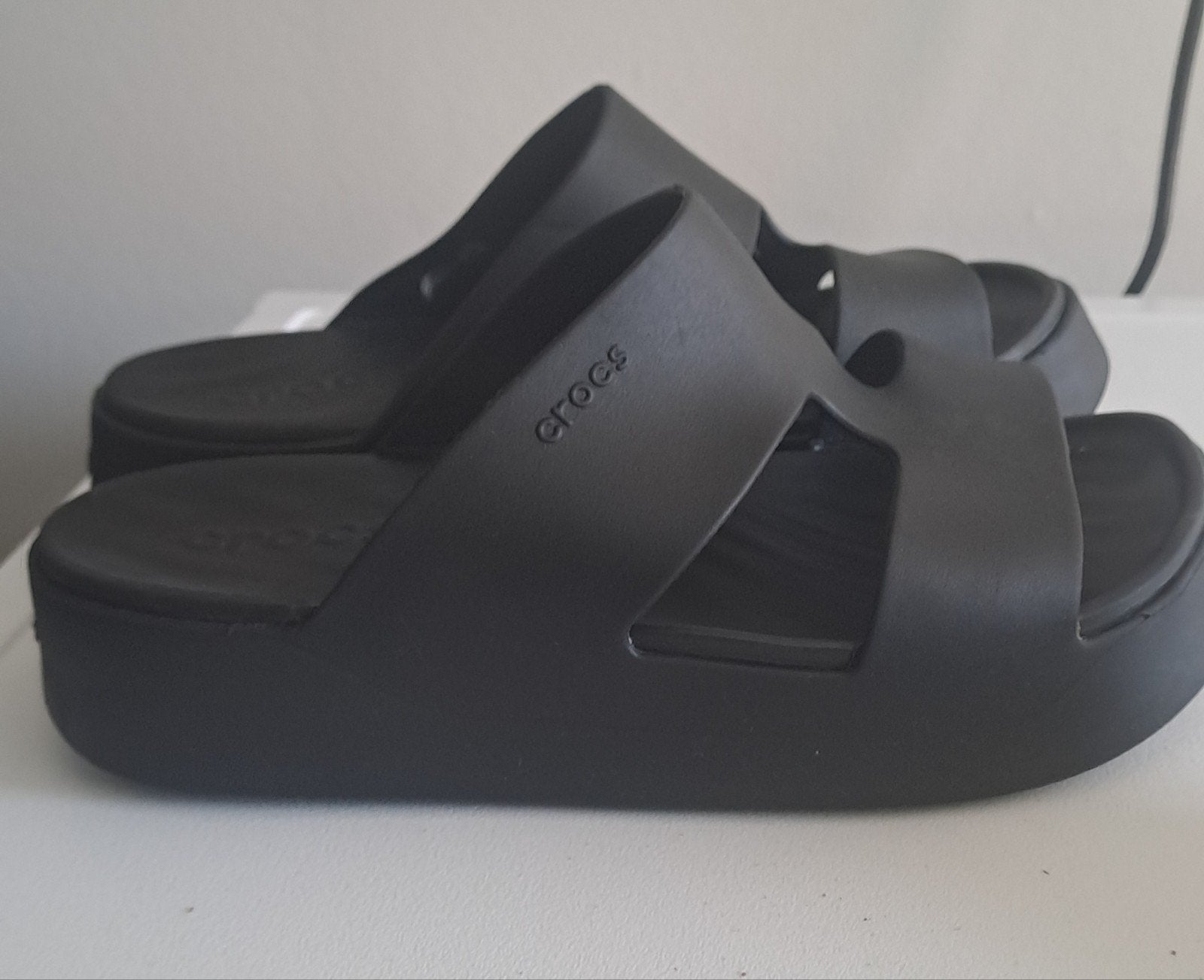 Crocs Plateau Slippers Maat 39 Zwart, Kleding | Dames, Slippers, Zwart, Ophalen of Verzenden, Zo goed als nieuw