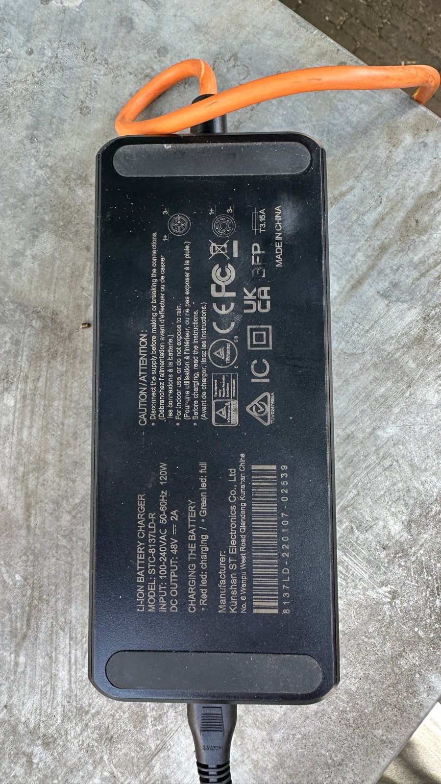 Rad Power Bikes Acculader 48V 2A (120W), Ophalen, Zo goed als nieuw
