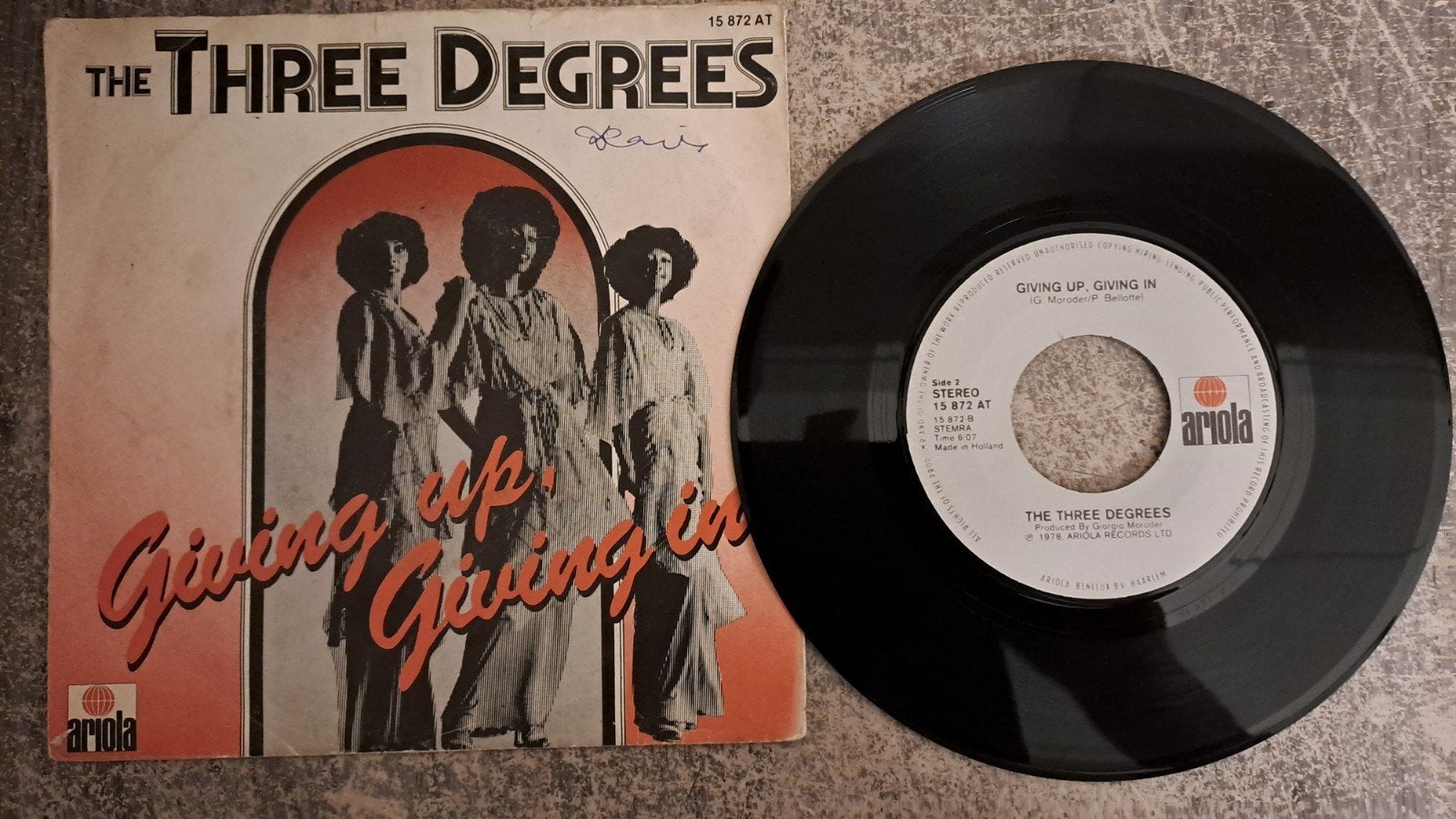 The three degrees  - giving up, giving in, Gebruikt, 7 inch, Pop, Fotohoes