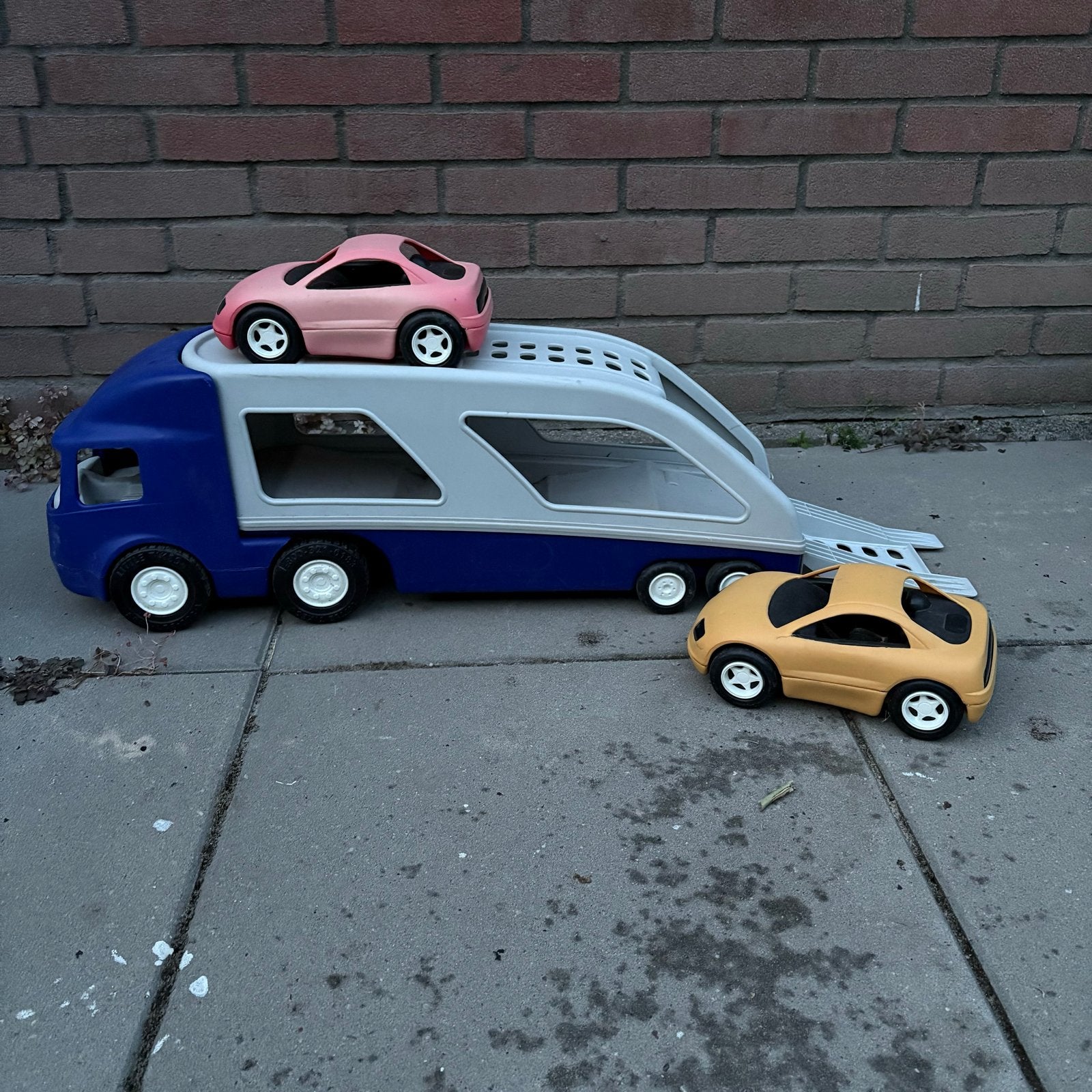 Grote speelgoed vrachtwagen met 2 auto's - ook om op te zitt, Ophalen, Gebruikt