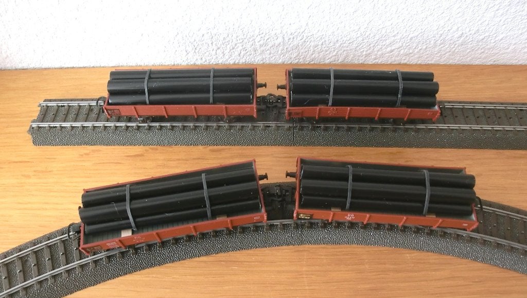 4 Märklin wagens 4503 iedere beladen met 5 zwarte buizen., Wisselstroom, Gebruikt, Wagon, Ophalen of Verzenden