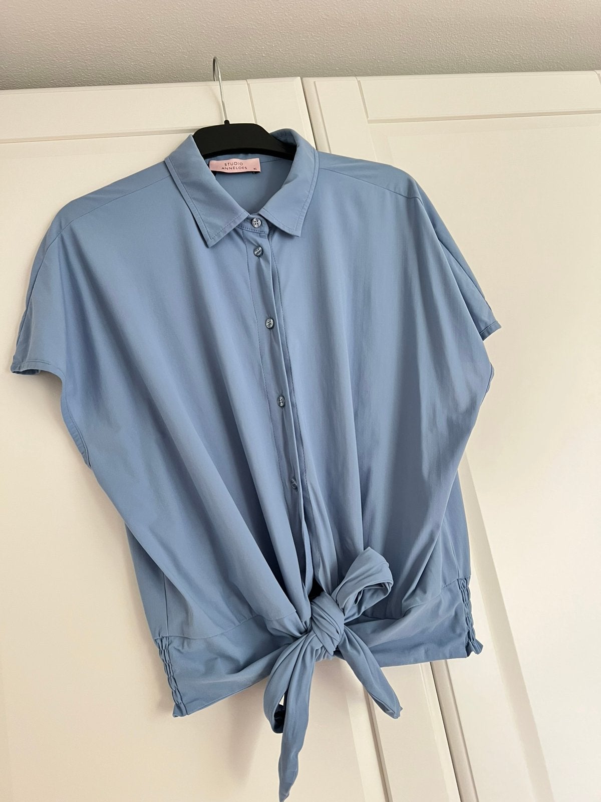 Studio anneloes knot blouse XL mid blue travelstof, Blauw, Maat 46/48 (XL) of groter, Ophalen of Verzenden, Zo goed als nieuw