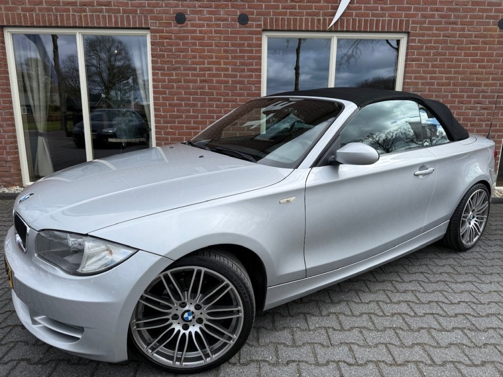 BMW 1 Serie Cabrio 118i Executive Automaat STOELVERW / CLIMA, Auto's, Zwart, Cabriolet, 4 stoelen, 1405 kg