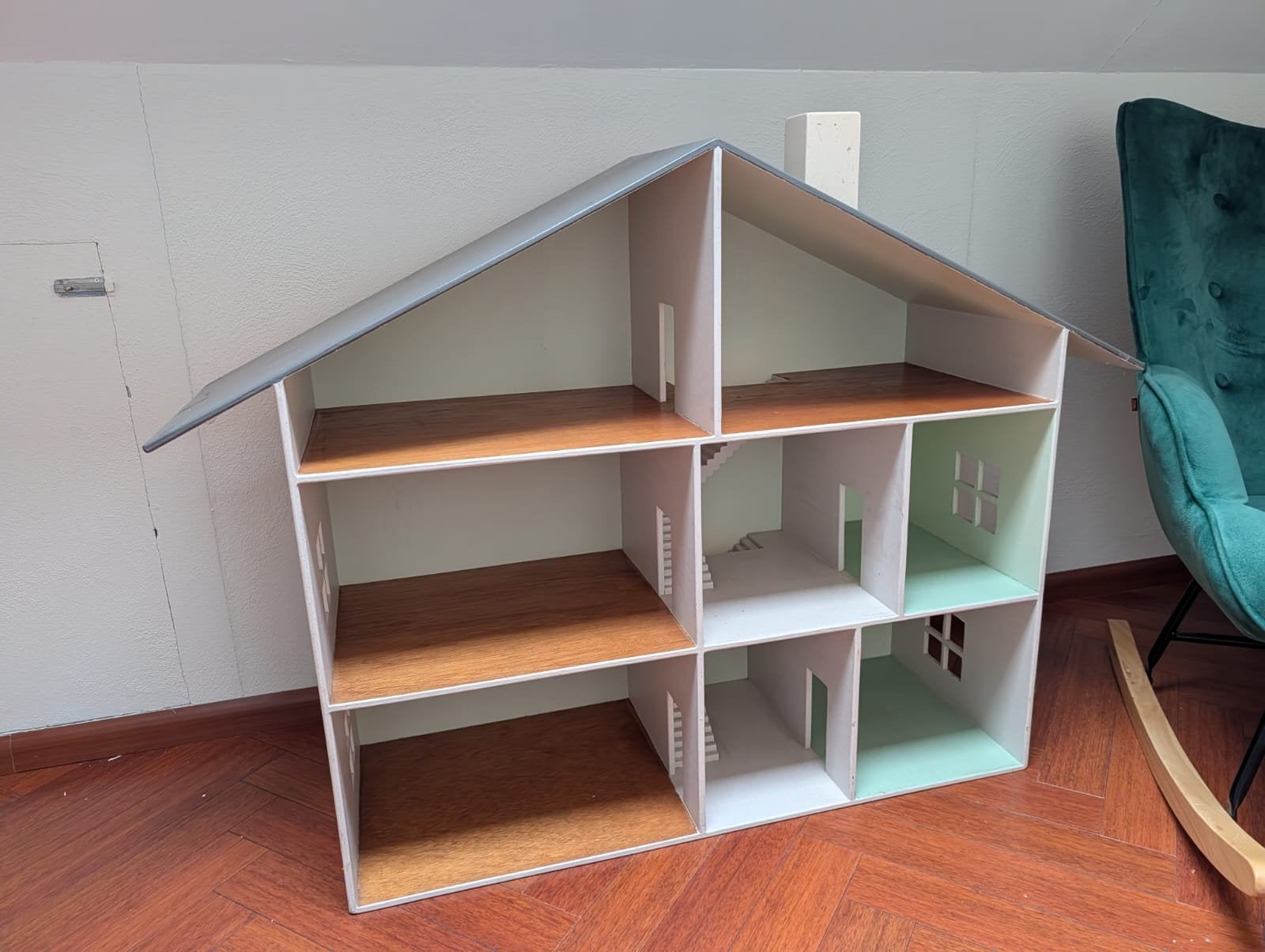 Groot houten poppenhuis met veel accessoires, Ophalen, Gebruikt, Poppenhuis