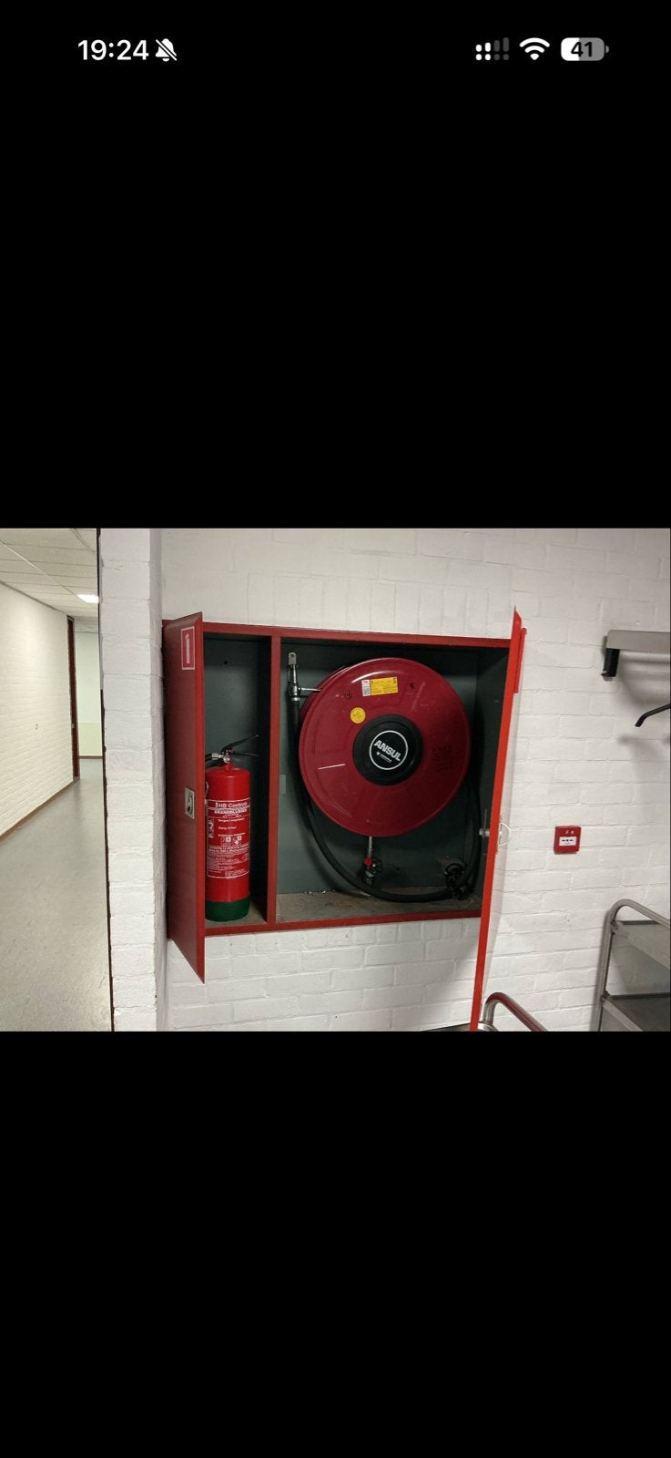 Brandhaspel met brandblusser in brandkast