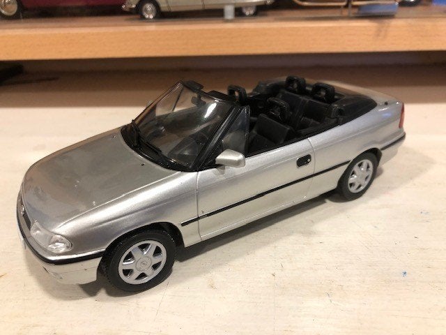 1:24 Opel Astra Cabrio Bertone 1995 Hachette, Ophalen of Verzenden, Gebruikt, Auto, Overige merken