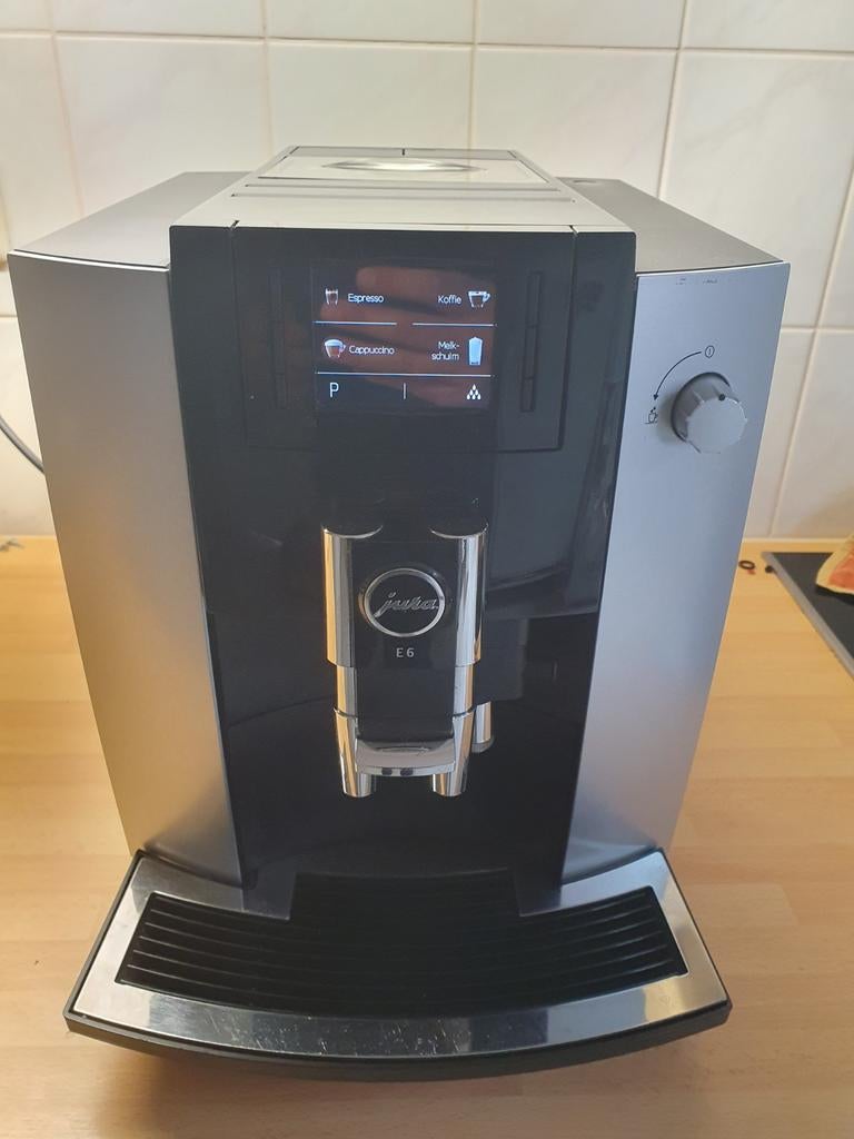 Jura E6 volautomatische espressomachine, Witgoed en Apparatuur, Koffiezetapparaten, Ophalen, Gebruikt, 10 kopjes of meer, Koffiemachine