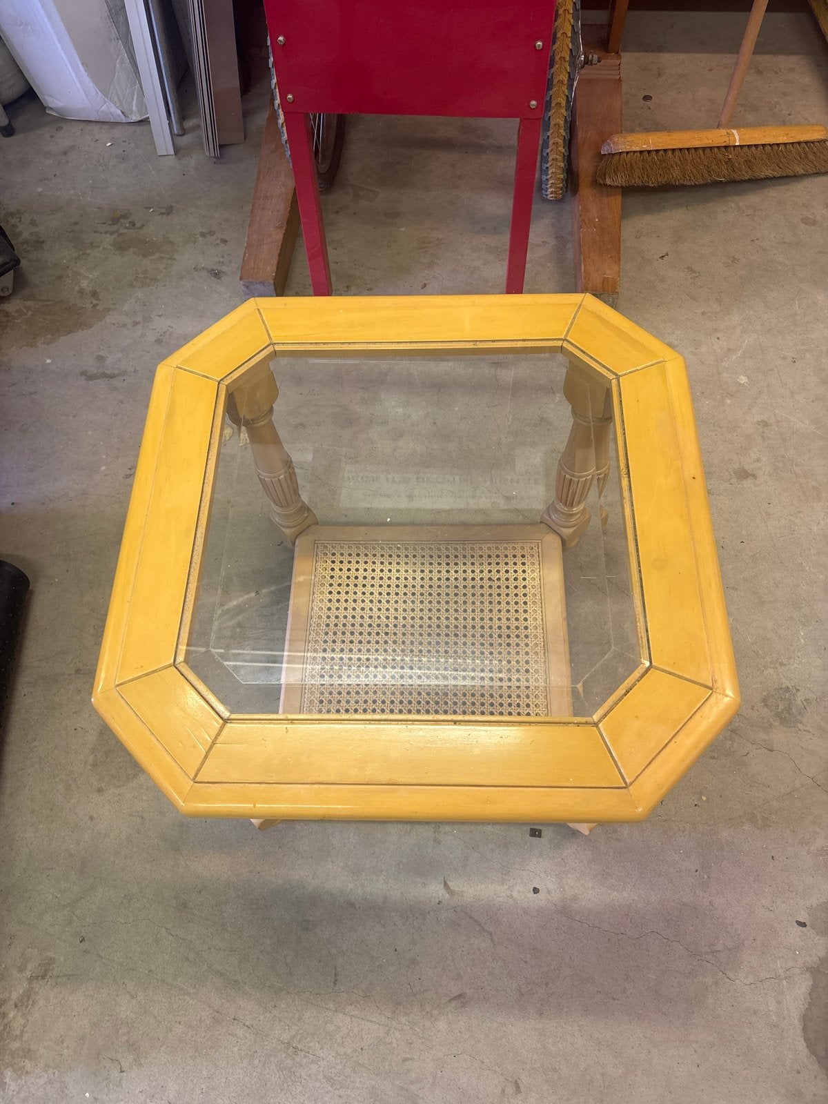 Vintage bijzettafel met glasplaat en rotan detail, Huis en Inrichting, Tafels | Bijzettafels, 45 tot 60 cm, Gebruikt, Overige vormen