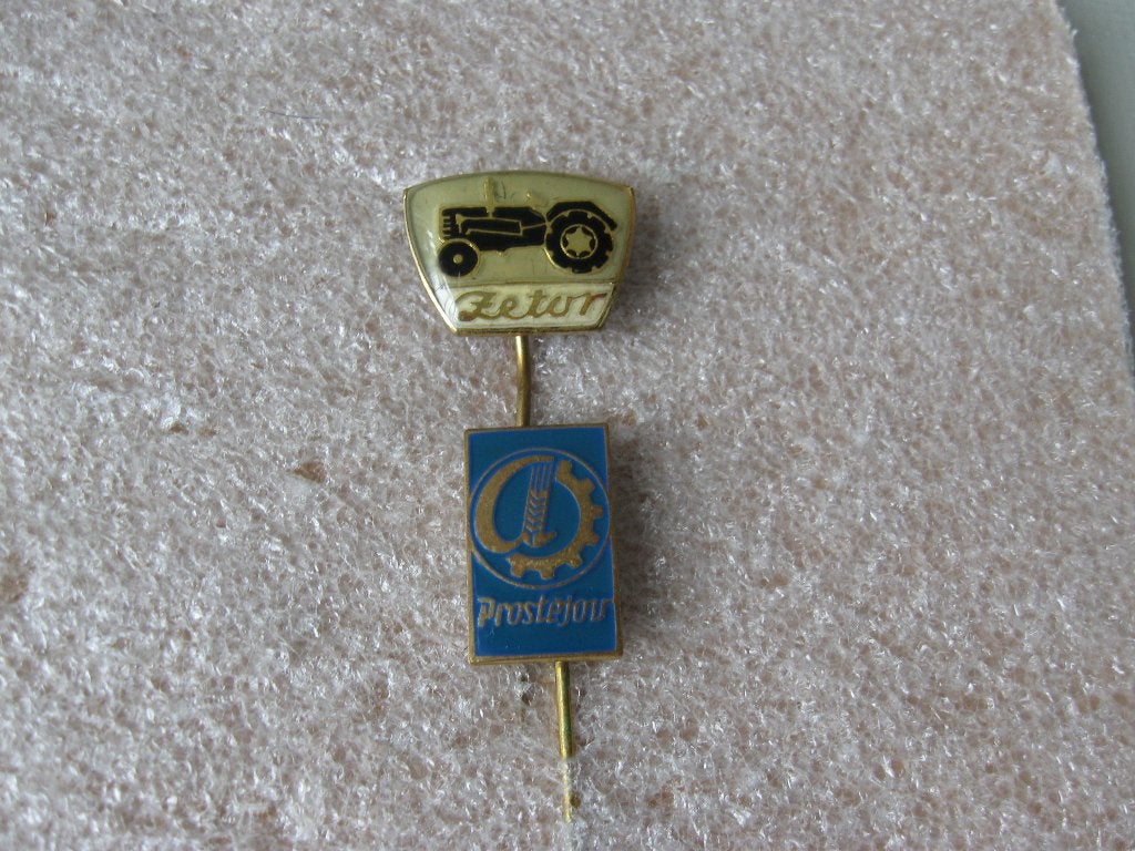 2 Mooie Oude  TRACTOR - LANDBOUW spelden.o.a. ZETOR, Verzenden, Gebruikt, Overige onderwerpen