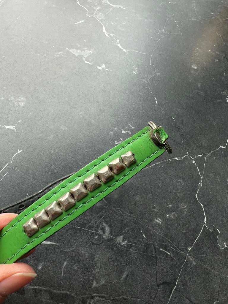 Halsband hond groen met stoere studs 30-37 cm, Ophalen of Verzenden, Gebruikt